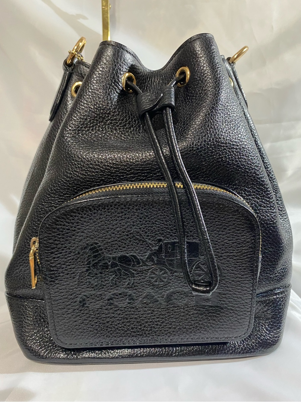 Coach Jes drawstring bucket bag made of pebble leather with gold-tone hardware